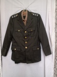 Antiga túnica/farda militar verde-oliva do Exército Brasileiro, completa com calça, camisa bege, gravata e insígnias de oficial superior.  Detalhes conforme fotos, _(ºLº)_ Caso necessite, tire todas suas dúvidas via atendimento personalizado por WhatsApp: (11) 98681-9377. Não deixe para última hora! Antecipadamente agradecemos pelo seu lance. Sem testes ou garantias futuras de originalidade, material ou procedência.