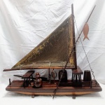 GRANDE - Magnífica Escultura decorativa ou miniatura de uma jangada, um tipo de embarcação tradicional brasileira. Material: Geralmente feita de madeira, como jacarandá, com detalhes em metal ou couro. Estilo: Considerada arte popular brasileira, com modelos datando da década de 70.Finalidade: Objeto decorativo para ambientes. Tamanho em centímetros: 11 de largura, 50,5 de comprimento e 51 de altura. Detalhes conforme fotos _(ºLº)_ Caso necessite, tire todas suas dúvidas via atendimento personalizado por WhatsApp: (11) 98681-9377. Não deixe para última hora! Antecipadamente agradecemos pelo seu lance. Sem testes ou garantias futuras de originalidade, material, legitimidade ou procedência.