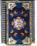 TAPEÇARIA - Tapeçaria de parede com padrão colorido simétrico com elementos florais e geométricos, nos tons de amarelo e azul, em lã. Aprox. 3 x 81,5 x 144cm. Detalhes conforme fotos, _(ºLº)_ Caso necessite, tire todas suas dúvidas via atendimento personalizado por WhatsApp: (11) 98681-9377. Não deixe para última hora! Antecipadamente agradecemos pelo seu lance. Sem testes ou garantias futuras de originalidade ou procedência.