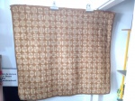Tapete ARRAIOLO decorativo com desenho em padrão geométrico repetitivo de círculos e formas em tons de marrom e bege. Aprox. 131cm x 119cm. Detalhes conforme fotos, _(ºLº)_ Caso necessite, tire todas suas dúvidas via atendimento personalizado por WhatsApp: (11) 98681-9377. Não deixe para última hora! Antecipadamente agradecemos pelo seu lance. Sem testes ou garantias futuras de originalidade ou procedência.