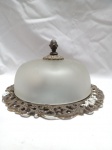 Plafon de teto antigo feito de bronze e vidro jateado, associado a um design colonial ou retrô, comum nas décadas de 1950 ou 1960. Aprox. 24cm de diâmetro. Detalhes conforme fotos, _(ºLº)_ Caso necessite, tire todas suas dúvidas via atendimento personalizado por WhatsApp: (11) 98681-9377. Não deixe para última hora! Antecipadamente agradecemos pelo seu lance. Sem testes ou garantias futuras de originalidade, material ou procedência.
