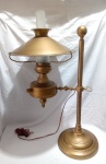 GRANDE - Linda luminária design estilo Quinquet de relojoeiro (Quinquet dhorloger) antiga. Lâmpada de mesa ou bancada com design clássico, toda feita em bronze tipo banker inglês de biblioteca e escritórios vintage antiga em latão, estilo estudante, com altura ajustável era movida a óleo ou querosene agora está eletrificada. 80 x 41 cm (altura x largura). Detalhes conforme fotos, _(ºLº)_ Caso necessite, tire todas suas dúvidas via atendimento personalizado por WhatsApp: (11) 98681-9377. Não deixe para última hora! Antecipadamente agradecemos pelo seu lance. Sem testes ou garantias futuras de originalidade, material ou procedência.