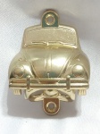Abridor de garrafas de parede com design de Fusca VW, feito de metal cor de ouro. A parte inferior funciona como o abridor, utilizando o princípio físico de uma alavanca de segunda classe. Aprox. 9 x 7 cm. Detalhes conforme fotos, _(ºLº)_ Caso necessite, tire todas suas dúvidas via atendimento personalizado por WhatsApp: (11) 98681-9377. Não deixe para última hora! Antecipadamente agradecemos pelo seu lance. Sem testes, garantias futuras de originalidade, legitimidade, material ou procedência.
