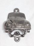 Abridor de garrafas de parede com design de Fusca VW, feito de metal. A parte inferior funciona como o abridor, utilizando o princípio físico de uma alavanca de segunda classe. Aprox. 9 x 7 cm. Detalhes conforme fotos, _(ºLº)_ Caso necessite, tire todas suas dúvidas via atendimento personalizado por WhatsApp: (11) 98681-9377. Não deixe para última hora! Antecipadamente agradecemos pelo seu lance. Sem testes, garantias futuras de originalidade, legitimidade, material ou procedência.