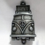 Abridor de garrafas de parede com design de Kombi VW, feito de metal. O design frontal imita uma Volkswagen Kombi, incluindo o logotipo da paz no centro. A parte inferior funciona como o abridor, utilizando o princípio físico de uma alavanca de segunda classe. Aprox. 9 x 7 cm. Detalhes conforme fotos, _(ºLº)_ Caso necessite, tire todas suas dúvidas via atendimento personalizado por WhatsApp: (11) 98681-9377. Não deixe para última hora! Antecipadamente agradecemos pelo seu lance. Sem testes, garantias futuras de originalidade, legitimidade, material ou procedência.