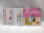 Lote com 3 CDs incluindo: `Xuxa` - Pérolas; `Nana Nenê` - Clássicos em Caixinhas de Música - Volume 2 e `Mariah` - Rainbow. Detalhes conforme fotos, _(ºLº)_ Caso necessite, tire todas suas dúvidas via atendimento personalizado por WhatsApp: (11) 98681-9377. Não deixe para última hora! Antecipadamente agradecemos pelo seu lance. Sem testes ou garantias futuras de originalidade, material ou procedência.