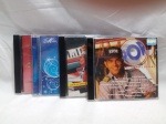 Lote de 4 CDs que inclui `Trilha Sonora da novela Por Amor`, `Tributo a um Campeão`, Mãe, um presente de Deus` e `Boas Festas`. Detalhes conforme fotos, _(ºLº)_ Caso necessite, tire todas suas dúvidas via atendimento personalizado por WhatsApp: (11) 98681-9377. Não deixe para última hora! Antecipadamente agradecemos pelo seu lance. Sem testes ou garantias futuras de originalidade, material ou procedência.