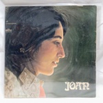 Disco de vinil/LP da cantora Joan Baez intitulado Joan, lançado em 1967 pela gravadora Vanguard. Detalhes conforme fotos, _(ºLº)_ Caso necessite, tire todas suas dúvidas via atendimento personalizado por WhatsApp: (11) 98681-9377. Não deixe para última hora! Antecipadamente agradecemos pelo seu lance. Sem testes ou garantias futuras de originalidade, funcionalidade, material ou procedência.