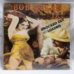 Disco de vinil/LP do cantor Bob Dylan - Knocked Out Loaded. Álbum lançado em 14 de julho de 1986 pela Columbia Records. Detalhes conforme fotos, _(ºLº)_ Caso necessite, tire todas suas dúvidas via atendimento personalizado por WhatsApp: (11) 98681-9377. Não deixe para última hora! Antecipadamente agradecemos pelo seu lance. Sem testes ou garantias futuras de originalidade, funcionalidade, material ou procedência.
