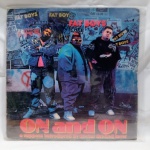 Disco de vinil/LP do trio de hip-hop americano Fat Boys, lançado em 1989 pela gravadora Polydor. Detalhes conforme fotos, _(ºLº)_ Caso necessite, tire todas suas dúvidas via atendimento personalizado por WhatsApp: (11) 98681-9377. Não deixe para última hora! Antecipadamente agradecemos pelo seu lance. Sem testes ou garantias futuras de originalidade, funcionalidade, material ou procedência.