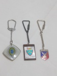 Chaveiros colecionáveis relacionados a unidades do Exército Brasileiro, comumente chamados de distintivos ou emblemas de bolso. 3 chaveiros sendo: chaveiro do Exército brasileiro, datado da década de 1970; chaveiro da Polícia do Exército e chaveiro metálico com emblema esmaltado do Exército Brasileiro. Detalhes conforme fotos, _(ºLº)_ Caso necessite, tire todas suas dúvidas via atendimento personalizado por WhatsApp: (11) 98681-9377. Não deixe para última hora! Antecipadamente agradecemos pelo seu lance. Sem testes ou garantias futuras de originalidade, material, legitimidade ou procedência.