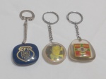 Chaveiros colecionáveis antigos, sendo: Chaveiro com o emblema CFC PMSE 1971; chaveiro do Deputado Estadual - Adhemar de Barros e chaveiro do Batalhão Ipiranga. Detalhes conforme fotos, _(ºLº)_ Caso necessite, tire todas suas dúvidas via atendimento personalizado por WhatsApp: (11) 98681-9377. Não deixe para última hora! Antecipadamente agradecemos pelo seu lance. Sem testes ou garantias futuras de originalidade, material, legitimidade ou procedência.