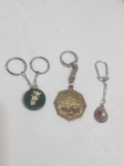 Lote com 3 chaveiros colecionáveis, sendo: chaveiro ima com duas argolas na cor verde e logotipo não identificado dourado; chaveiro Monte Fuji no formato hexagonal dourado e  chaveiro antigo popularmente conhecido como Brucutu. Detalhes conforme fotos, _(ºLº)_ Caso necessite, tire todas suas dúvidas via atendimento personalizado por WhatsApp: (11) 98681-9377. Não deixe para última hora! Antecipadamente agradecemos pelo seu lance. Sem testes ou garantias futuras de originalidade, material, legitimidade ou procedência.
