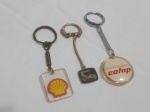 Lote com 3 chaveiros antigos e colecionáveis da Shell, automóvel antigo em metal e Cofap. Detalhes conforme fotos, _(ºLº)_ Caso necessite, tire todas suas dúvidas via atendimento personalizado por WhatsApp: (11) 98681-9377. Não deixe para última hora! Antecipadamente agradecemos pelo seu lance. Sem testes ou garantias futuras de originalidade, material, legitimidade ou procedência.