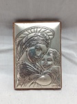 LAMINATO - Madonna e o Menino Jesus. Quadro em madeira com baixo relevo de prata Sterling Silver, laminada representando a Virgem Maria com o Menino Jesus. Possui assinatura no canto inferior esquerdo e marcação Laminate AG no canto direito. Detalhes conforme fotos, _(ºLº)_ Caso necessite, tire todas suas dúvidas via atendimento personalizado por WhatsApp: (11) 98681-9377. Não deixe para última hora! Antecipadamente agradecemos pelo seu lance. Sem testes ou garantias futuras de originalidade, material ou procedência.