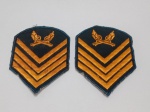 Divisas de patente militiar, especificamente de 2º Sargento. Detalhes conforme fotos, _(ºLº)_ Caso necessite, tire todas suas dúvidas via atendimento personalizado por WhatsApp: (11) 98681-9377. Não deixe para última hora! Antecipadamente agradecemos pelo seu lance. Sem testes ou garantias futuras de originalidade, material ou procedência.