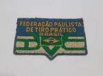 Patch bordado oficial da Federação Paulista de Tiro Prático (FPTP) - colecionável.  Aprox. 10 x 6,5cm. Detalhes conforme fotos, _(ºLº)_ Caso necessite, tire todas suas dúvidas via atendimento personalizado por WhatsApp: (11) 98681-9377. Não deixe para última hora! Antecipadamente agradecemos pelo seu lance. Sem testes ou garantias futuras de originalidade, material ou procedência.