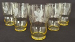 VENEZA ANOS 50 - Conjunto de copos em cristal veneziano dos anos 50, com delicado tom âmbar e gravação floral fosqueada. Peças de charme retrô, desenho orgânico e leveza típica do vidro artístico italiano. Mede 11,5 cm.