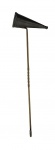 Apagador de velas (snuffer) antigo, com haste longa em metal amarelo torcido e campânula cônica em metal escurecido, acompanhado de pequeno prato coletor. Peça de uso doméstico para apagar velas. Mede 25cm.