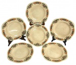 Lote com 6 pratos rasos ingleses Woods Ivory Ware, em faiança inglesa com decoração floral policromada e bordas recortadas. Peças marcadas na base Woods Ivory Ware  England, apresentando belo efeito craquelê natural do esmalte, característico da manufatura e do tempo. Conjunto decorativo e colecionável. Um possui discreto bicado na parte de baixo. Mede 23cm.