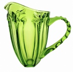 ANOS 50 - Elegante Jarra em pasta de vidro artístico verde translúcido, corpo facetado com decoração em relevo representando libélulas e elegante alça vazada moldada ao calor. Peça de forte apelo decorativo, destacando-se pela tonalidade vibrante e desenho orgânico inspirado na natureza. Ideal para mesa posta. Mede 23 x 20 cm.