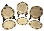 Lote com 6 pratos de sobremesa em faiança inglesa Woods Ivory Ware, decorados com borda floral policromada e acabamento craquelado característico da manufatura. Peças de elegante desenho ondulado, produzidas na Inglaterra, ideais para composição de mesa posta ou coleção de faianças antigas. Marcados na base. Apresentam sinais compatíveis com o tempo e uso. Mede 17cm.