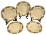 Lote com 5 pratos rasos em faiança inglesa Woods Ivory Ware, decorados com rica cercadura floral policromada em relevo, esmalte craquelado característico e bordas onduladas. Produção inglesa, marca no verso. Peças de elegante decoração clássica, ideais para compor mesas, coleções ou ambientes de inspiração vintage. Mede 23cm.