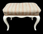 Banqueta/Puff estilo Luís XV, em madeira patinada na cor marfim, com pernas cabrioladas e assento estofado em tecido listrado. Peça elegante e decorativa, ideal para composição de ambientes clássicos.Necessita restauro. No estado. Medidas: 63 x 43 cm.