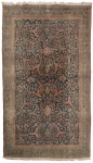 Palaciano tapete persa estilo Lilihan, confeccionado em lã, com rica decoração floral em campo azul profundo, apresentando medalhões e arabescos em tons de rosa, bege e azul-claro. Barra com motivos florais contínuos. Circa 1890. Apresenta desgaste do tempo. Peça de grande porte e forte apelo decorativo. Medidas: 3,35 x 2,25 cm.