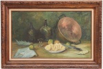 ARY REINALDO SALLES (São Paulo, 1948) - Obra em óleo sobre tela intitulada "Garrafões, Laranjas, Abacaxi Fatiado e Tacho sobre a Mesa". Medida da obra 60 X 100 cm. Assinado no c.i.e. e no verso datado (1989). Medida da moldura: 86 X 126 cm.Nota do artista Ary Salles, conceituado pintor e desenhista brasileiro, conhecido por sua maestria técnica e por ser um dos grandes nomes da pintura figurativa contemporânea no Brasil. Sua obra é marcada por um realismo poético, muitas vezes chamado de realismo mágico ou fantástico. Ele possui um domínio excepcional do desenho e da luz, criando atmosferas que parecem suspensas no tempo. Pinta naturezas-mortas e paisagens com uma precisão que valoriza a textura dos materiais (madeira, pedra, tecido).
