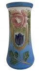 ART NOUVEAU Gracioso vaso e ou floreira em opalina francesa, decorado com flores em relevo policromadas e ricos detalhes dourados sobre fundo azul em estilo Art Nouveau. Peça ornamental de grande efeito decorativo, apresentando pintura manual e acabamento esmaltado. Pintado a mão. Medidas: 27 cm de altura.