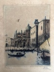 Gravura policromada sobre papel-cartão, representando vista da Praça de São Marcos e do Palácio Ducal, em Veneza, com gôndolas e embarcações em primeiro plano. Trabalho de delicado detalhamento arquitetônico e temática veneziana, apresentando marcas naturais do tempo no suporte.  Possui assinatura no canto inferior Mede 32x27cm.