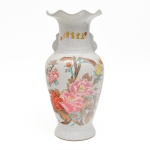 Magnifico vaso em porcelana oriental craquelada, ornado com motivo floral policromado, formato bojudo com borda ondulada. Mede 35 cm altura. Marcas do tempo. Ideal para ambientes sofisticados e coleções.