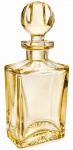 LUDWIG MOSER - Elegante garrafa para licor ou decanter em cristal de tonalidade âmbar-clara, corpo facetado de linhas sinuosas e base lapidada com motivo em estrela. Tampa original em cristal MOSER lapidado. Peça de refinado acabamento, característica da tradicional manufatura europeia. Medidas: 26 x 12 cm.