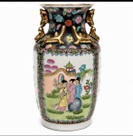 Vaso oriental em porcelana, de corpo bojudo, decorado em policromia com cenas orientais, flores e paisagens em reservas sobre fundo negro floral. Apresenta alças moldadas e douradas em forma de cabeças de elefante. Marca na base. Med. 37 cm de altura.
