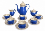 JOGO PARA CAFÉ EM PORCELANA JAPONESA SEYEI CHINA, composto por bule com tampa, leiteira, açucareiro com tampa e seis xícaras com pires. Decoração em esmalte azul-cobalto com rica padronagem floral dourada e bordas filetadas a ouro. Marca na base. Maior peça: 21 cm de altura.