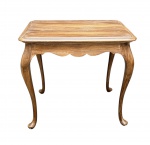 Mesa de apoio estilo Queen Anne, confeccionada em madeira nobre, com tampo retangular de cantos arredondados e delicado recorte no avental. Sustentada por quatro elegantes pernas cabriolés terminadas em pés tipo pad, característica do estilo inglês. Peça de linhas leves e excelente efeito decorativo. Possui cache do fabricante. Medidas: 50 x 65 x 71 cm (A x L x P).