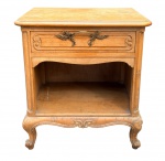 Mesa de cabeceira em madeira, de fabricação brasileira, produzida pela Indústria de Móveis Agapam Ltda., conforme etiqueta original de fábrica. Com tampo retangular de cantos arredondados, uma gaveta com puxador em metal de desenho floral, nicho inferior e pés em estilo Luís XV. Apresenta sinais naturais de uso e conservação compatíveis com a idade. Medidas: 60  55  37 cm.