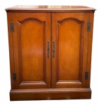 Móvel para aparelho de som (rádio vitrola), em madeira, com duas portas frontais almofadadas, ferragens em metal e compartimentos internos destinados à instalação de equipamentos de áudio. Apresenta sinais de uso e desgastes compatíveis com o tempo. Portas travadas. Medidas: 95  82  50 cm.