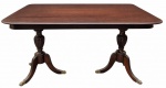 Mesa de jantar extensível / aparador em jacarandá, estilo D. Maria I, com tampo retangular de cantos arredondados, filetes em marchetaria e base com dois pedestais torneados apoiados em pés recurvos com ponteiras de bronze. Possui sistema de abertura para ampliação do tampo. Virada do século. Desgaste do tempo, arranhões no tampo, necessita polimento. Medidas: aberta: 78 x 100 x 150 cm | fechada: 50 x 78 x 150 cm.