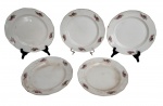 Jogo de cinco antigos pratos rasos em porcelana Pousa China, Taubaté, decorados com delicados ramalhetes de rosas em policromia sobre fundo branco. Apresentam marcas de uso e desgastes compatíveis com o tempo. Marca da manufatura na base. Medidas: 24 cm de diâmetro.