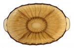 Centro de mesa e ou petisqueira em vidro prensado na tonalidade âmbar, formato oval com alças laterais, decoração em gomos em relevo e borda facetada. Apresenta discreto bicado. Medidas: 36 x 23