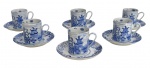 Jogo com 6 xícaras para café com pires, em porcelana decorada em azul sob fundo branco, com cenas orientalizantes e motivos florais estilizados. Peças com marca na base, em bom estado