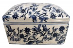 Porta-joias com tampa em faiança, decoração floral em azul sobre fundo craquelado (craquelê de fabricação), de formato retangular com cantos arredondados. Peça decorativa em bom estado geral de conservação. Mede 11x18cm.