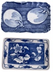 Duo de petisqueiras retangulares em porcelana, decoradas em esmalte azul sob o vidrado, com motivos florais e frutíferos, sendo uma com bordas onduladas e marca em caracteres na base. Em bom estado de conservação, apresentando leves sinais do tempo compatíveis com o uso. Medida da maior 9x13cm.