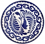 Prato decorativo em porcelana mexicana Ánfora, com decoração esmaltada em azul cobalto sobre fundo branco, apresentando motivos florais estilizados e borda em arabescos. Verso com marca da manufatura Ánfora  Hecho en México. Em bom estado de conservação. Mede 23,5 de diâmetro.