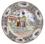 Prato decorativo em porcelana chinesa, decoração policromada com cenas orientais, reservas florais e aves exóticas, realçadas por detalhes dourados. Verso com marca oriental em vermelho. Em bom estado de conservação. Mede 15cm de diâmetro.