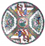 Prato decorativo em porcelana chinesa, decoração policromada com cenas de personagens orientais, reservas florais com aves e rico acabamento em detalhes dourados. Verso com marca oriental em vermelho. Em bom estado de conservação. Mede 24cm de diâmetro.