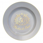 Prato decorativo em porcelana, na tonalidade branca esmaltada , com filetes dourados e inscrição central 50 Bodas de Ouro em rica decoração dourada. Medidas: 25,5 cm de diâmetro. Em bom estado de conservação, com discretos sinais do tempo no verso.