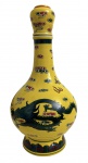 Garrafa licoreira em porcelana chinesa, com tampa original em cortiça, decoração em esmalte amarelo com dragões e nuvens estilizadas em policromia. Peça de caráter decorativo, em bom estado de conservação. Medidas: 24 cm de altura.